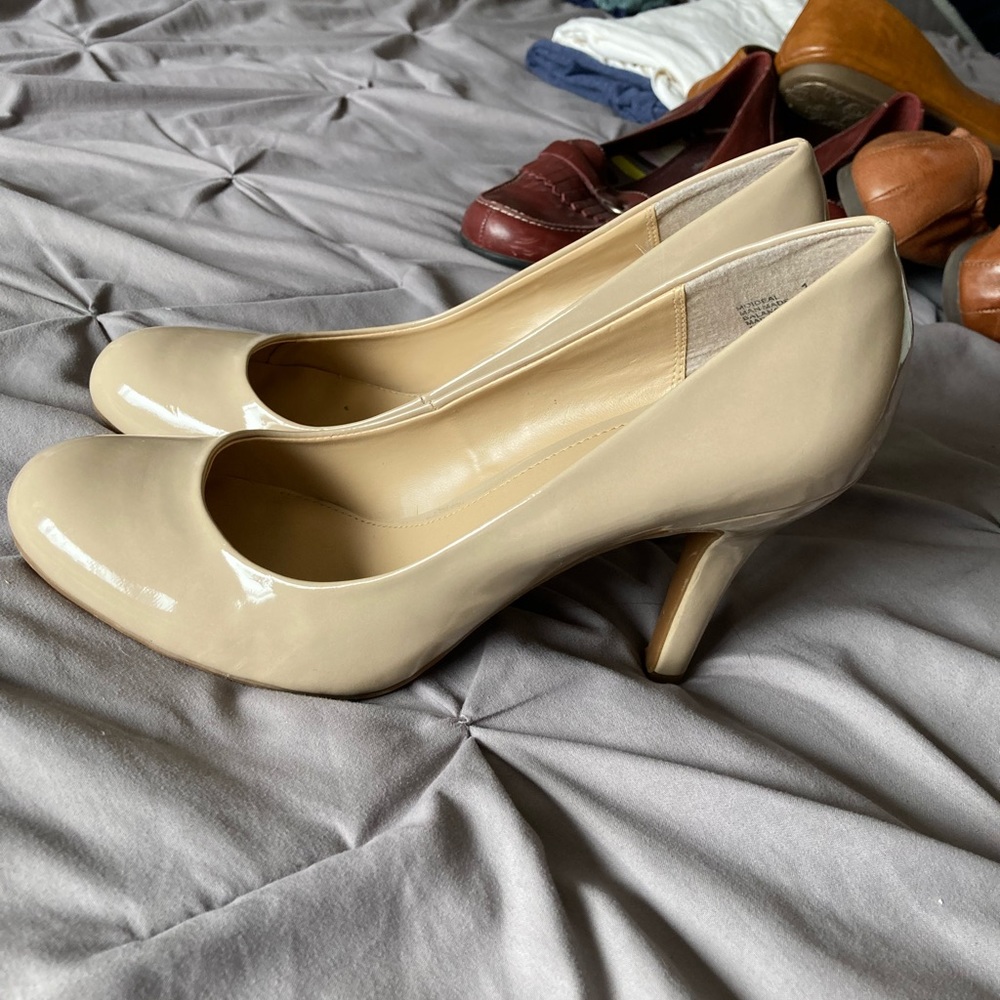 Mootsies Tootsies tan patent leather heels.